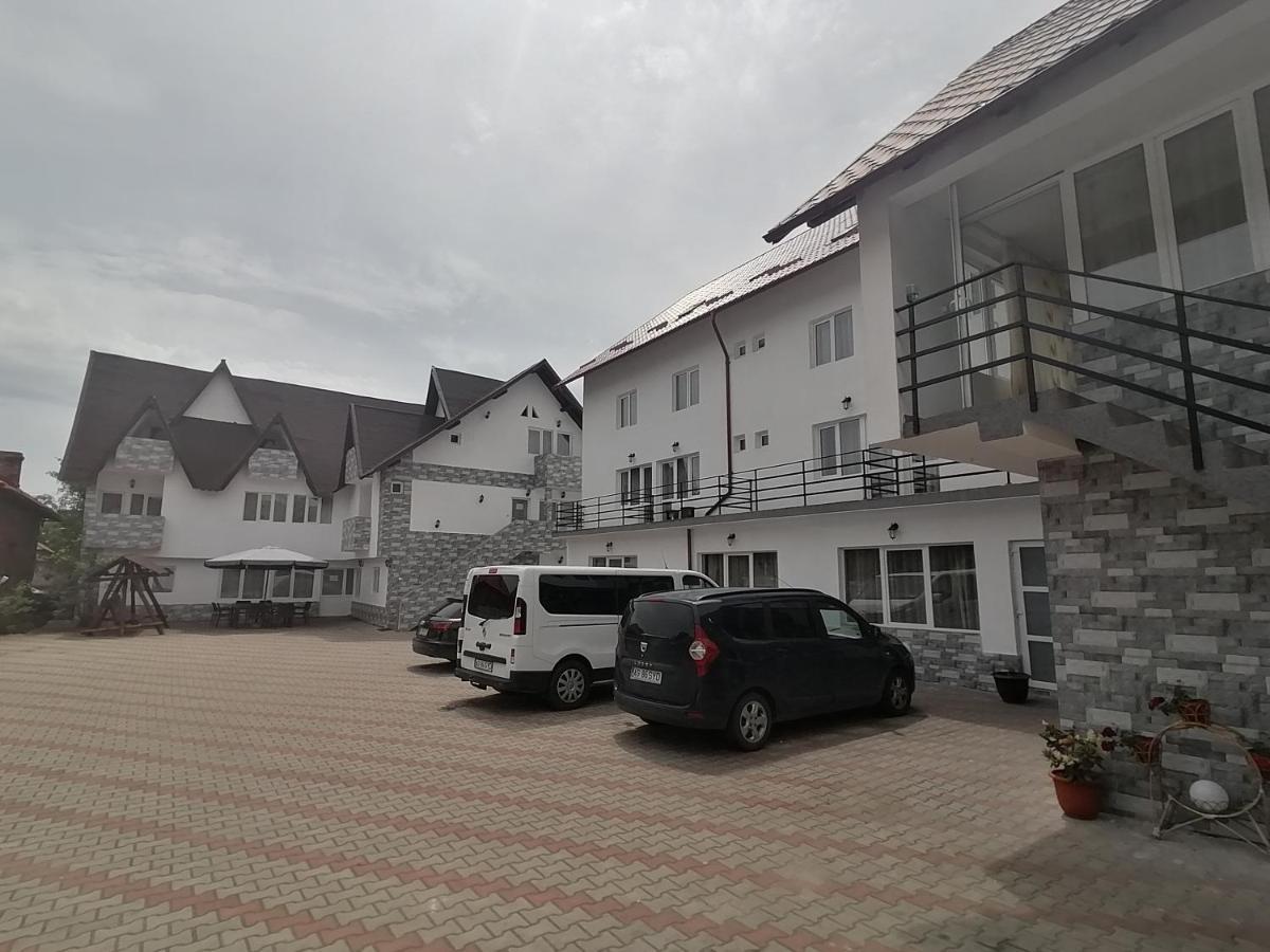 Pensiunea Iuliana Căpăţîneni-Ungureni Exteriör bild